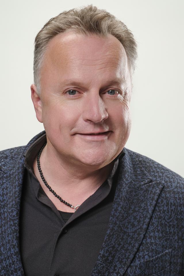 Oliver P. ist ein männliches People Model mit blau-grauen Augen und dunkelblonden Haaren aus Stuttgart