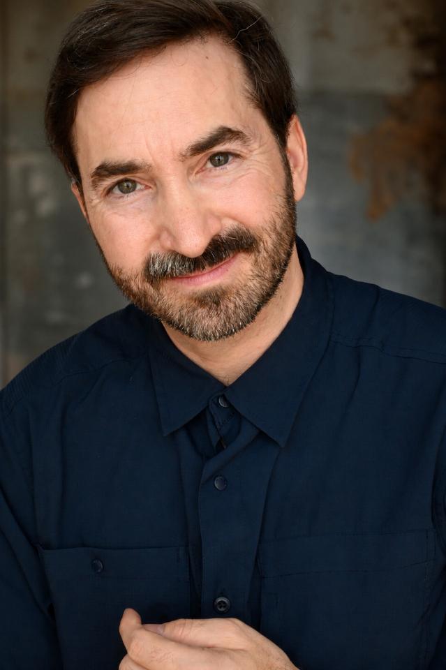 Angelo F. ist ein männliches Moderation Model mit grünen Augen und dunkelbraunen Haaren aus Köln