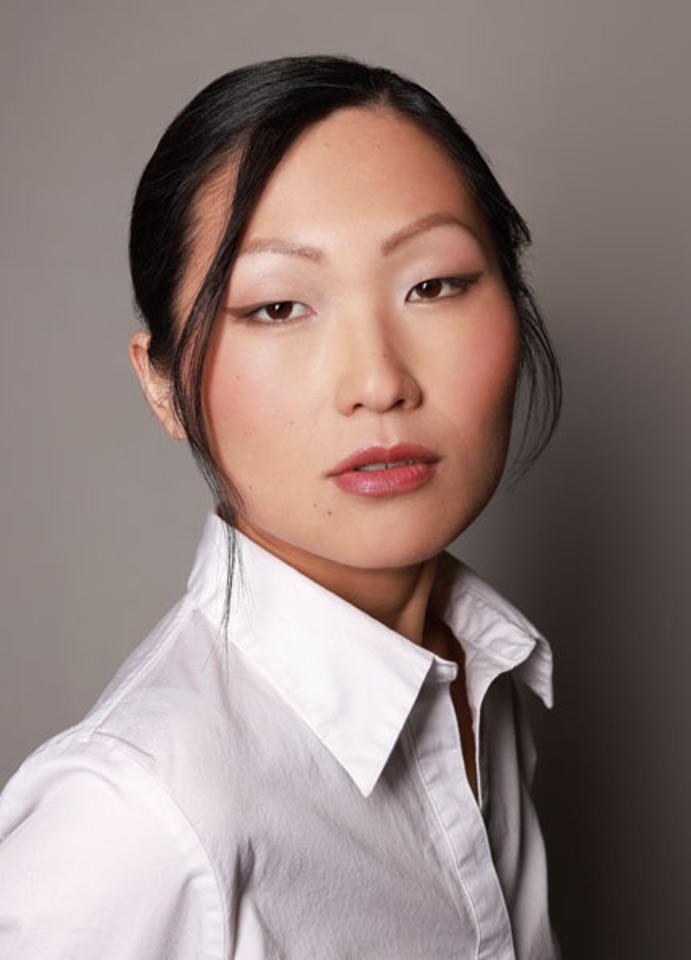 Yijun W. ist ein weibliches People of Color Model mit braunen Augen und schwarzen Haaren aus Stuttgart