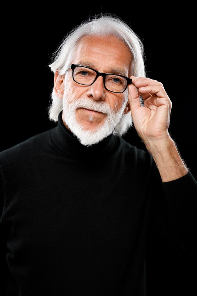 Walter H. ist ein männliches Best Ager Model mit blau-grauen Augen und weißen Haaren aus Stuttgart
