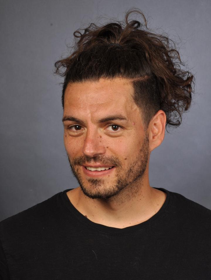 Benjamin L. ist ein männliches People Model mit braunen Augen und dunkelbraunen Haaren aus Tübingen