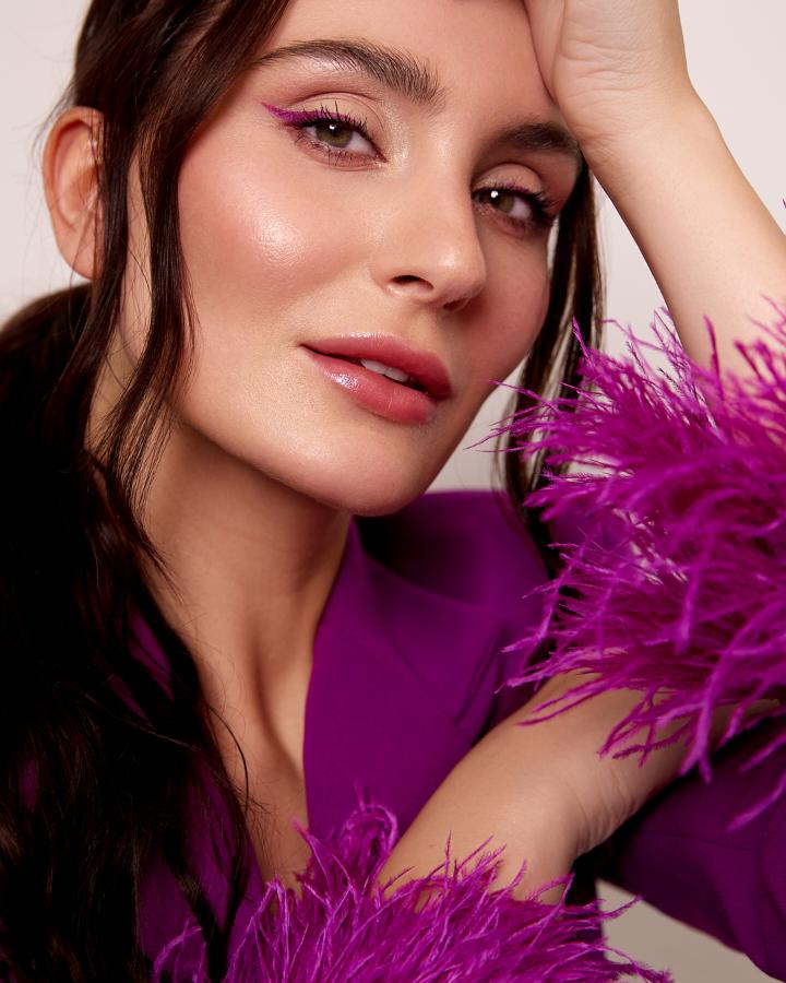 Violeta P. ist ein weibliches Fashion Model mit grün-braunen Augen und braunen Haaren aus Stuttgart