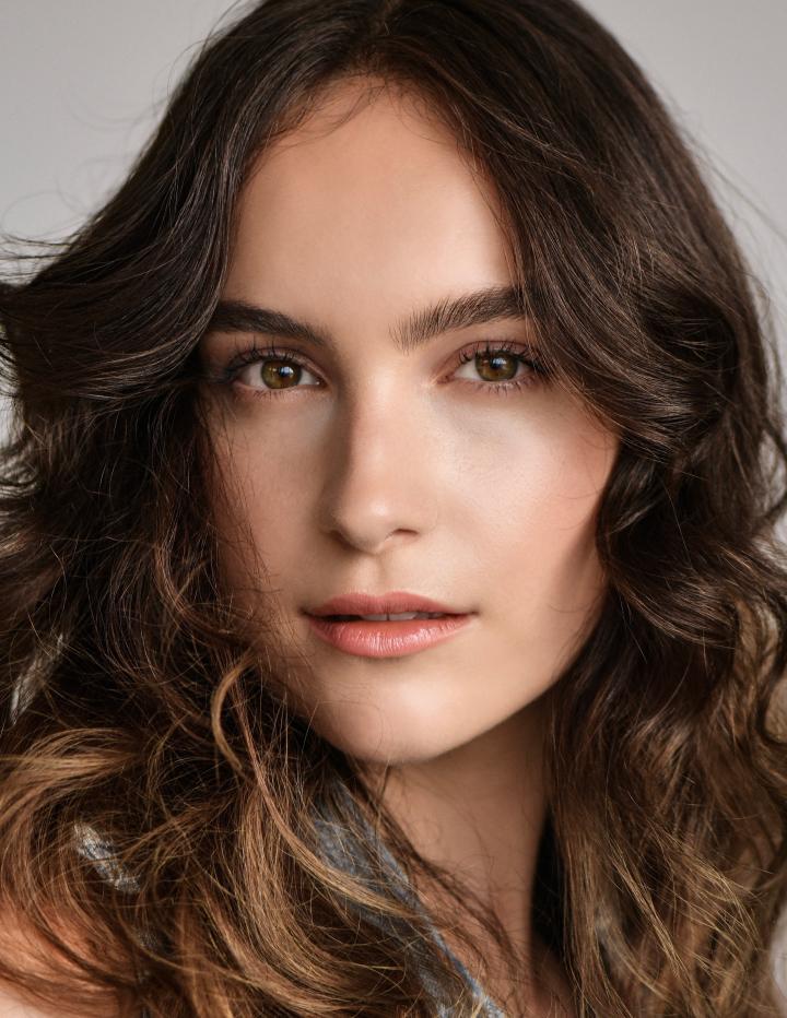 Emely B. ist ein weibliches Mainboard Model mit grün-braunen Augen und dunkelbraunen Haaren aus Stuttgart