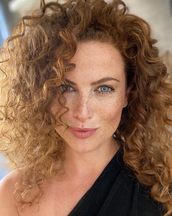 Alia Jolie S. ist ein weibliches Models Model mit blauen Augen und roten Haaren aus München