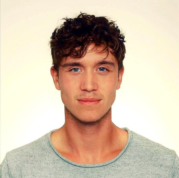 Daniel B. ist ein männliches  Model mit blauen Augen und dunkelblonden Haaren aus Stuttgart