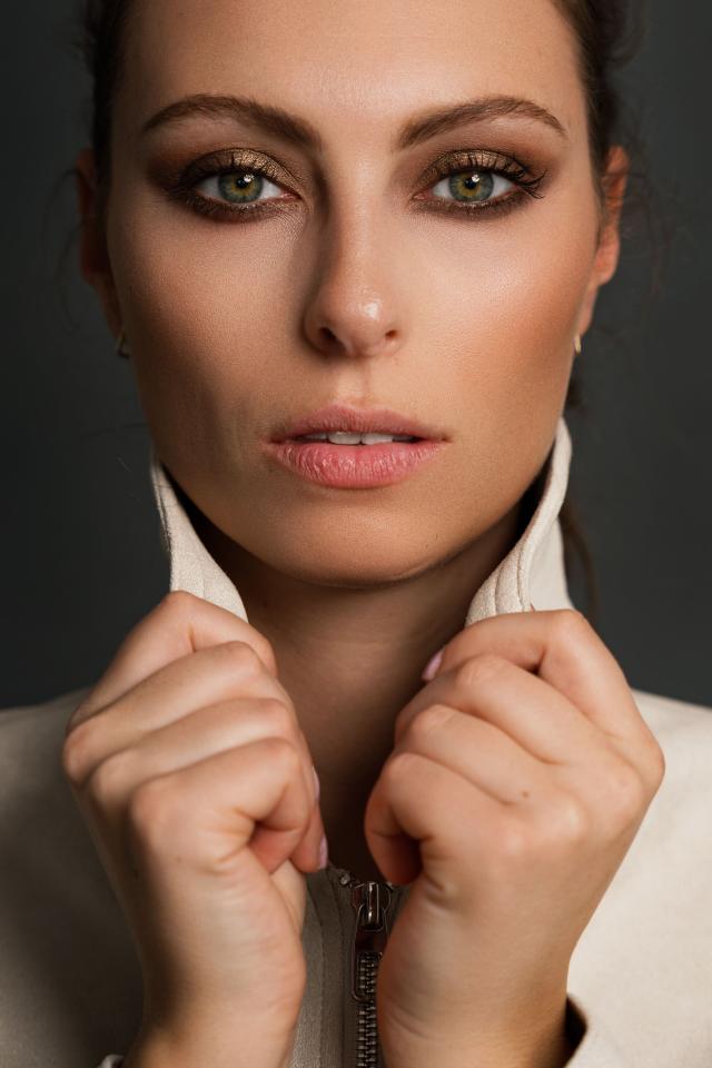 Nathalie  K. ist ein weibliches Commercials Model mit blau-grauen Augen und hellbraunen Haaren aus München