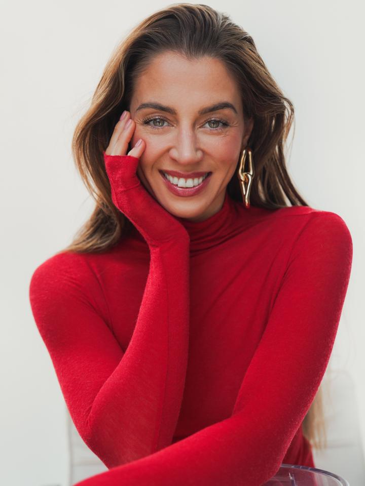 Elisa P. ist ein weibliches Mainboard Model mit grünen Augen und dunkelblonden Haaren aus Stuttgart