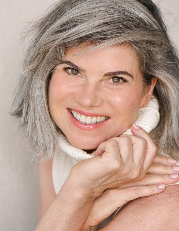 Susann B. ist ein weibliches Best Ager Model mit braun-grünen Augen und gräulichen Haaren aus Stuttgart