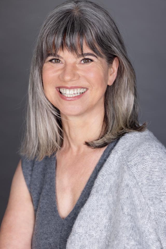 Susann B. ist ein weibliches Best Ager Model mit braun-grünen Augen und gräulichen Haaren aus Stuttgart