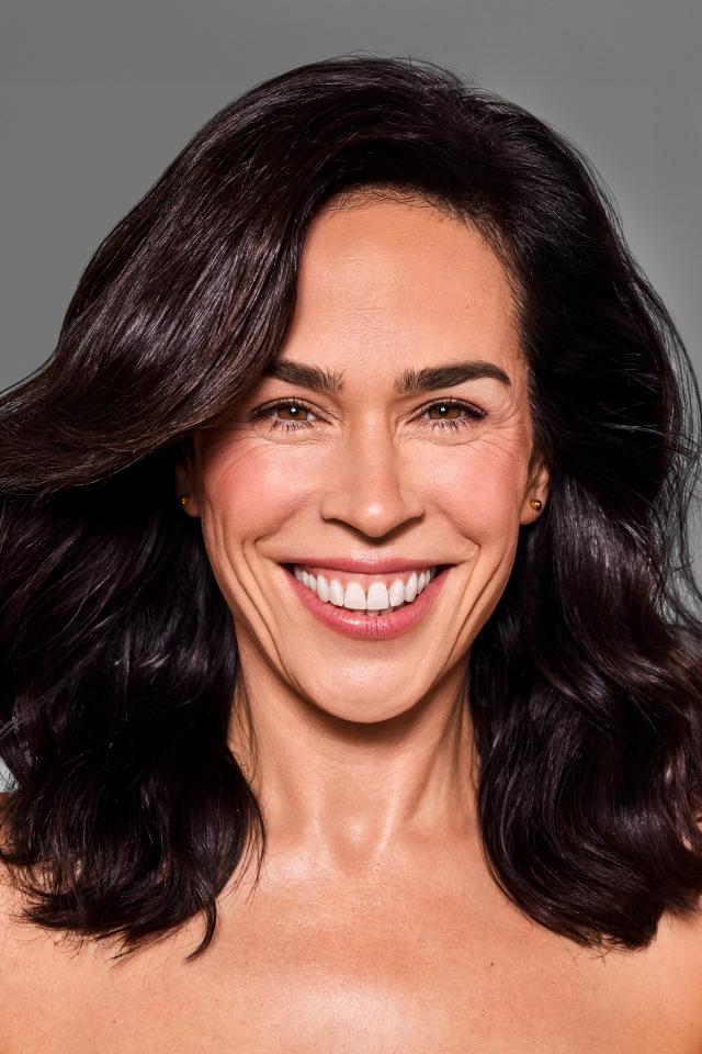 Julia P. ist ein weibliches Models Model mit braunen Augen und dunkelbraunen Haaren aus Berlin