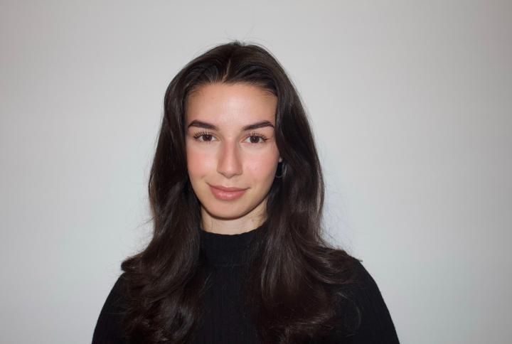 Burcu C. ist ein weibliches People Model mit braunen Augen und dunkelbraunen Haaren aus Stuttgart