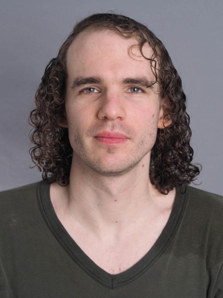 Friedrich E. ist ein männliches Actors Model mit blau-grauen Augen und dunkelblonden Haaren aus 