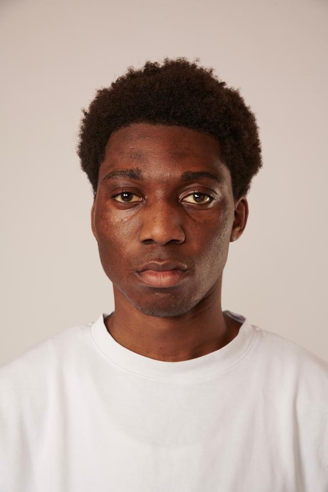 Enock  A. ist ein männliches People of Color Model mit braunen Augen und schwarzen Haaren aus Stuttgart