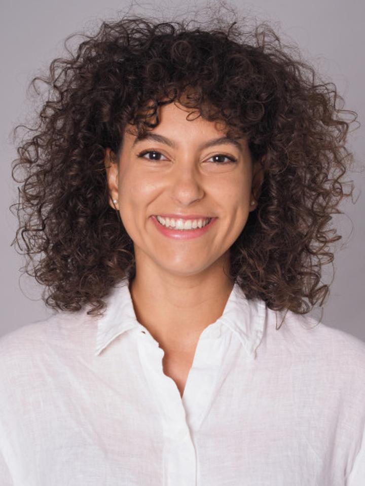 Juliana S. ist ein weibliches People of Color Model mit braunen Augen und dunkelbraunen Haaren aus Stuttgart