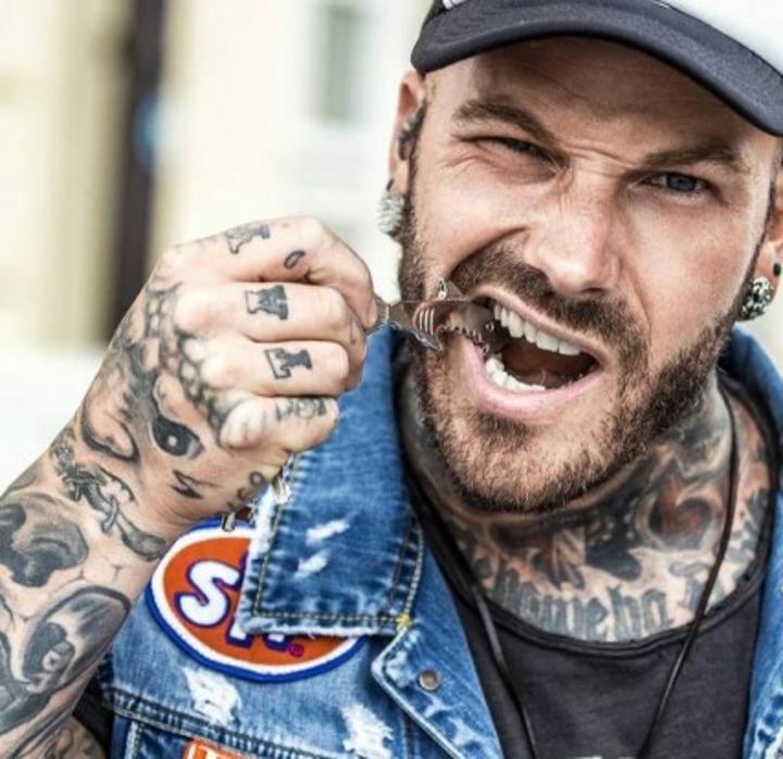 Neil David S. ist ein männliches People Model mit blauen Augen und braunen Haaren aus Stuttgart