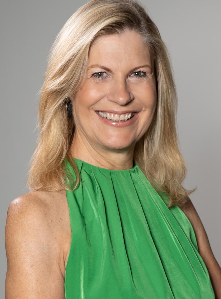 Monika B. ist ein weibliches Best Ager Model mit grau-blauen Augen und blonden Haaren aus Stuttgart