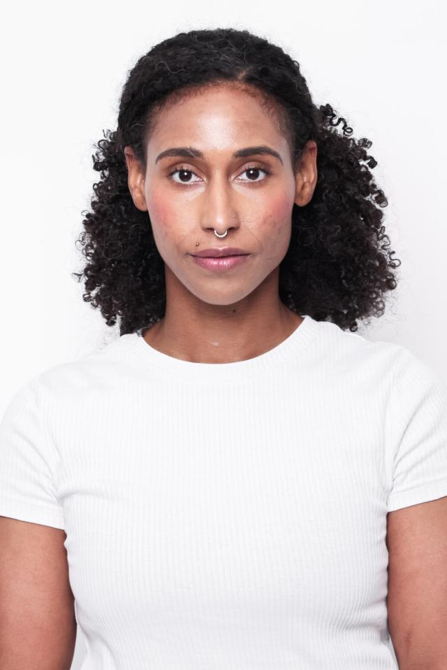 Melanie V. ist ein weibliches Mainboard Model mit braunen Augen und rot-braunen Haaren aus Nürnberg