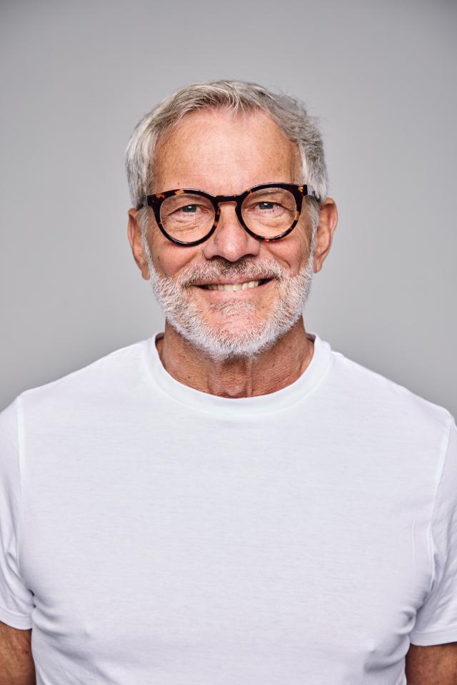 Gerald G. ist ein männliches Best Ager Model mit blau-grünen Augen und gräulichen Haaren aus Stuttgart